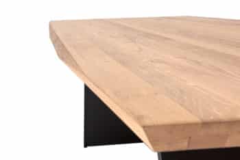 Drewniany stół Oskar z litego dębu zachwyca wyraźnym usłojeniem drewna i oryginalnie ukształtowanym blatem, który podkreśla jego naturalny wygląd. Stabilne metalowe podstawy nadają stołowi nowoczesny industrialny charakter i solidność. Powierzchnia wykończona olejowoskiem chroni drewno, pozwalając jednocześnie wydobyć jego naturalne piękno.