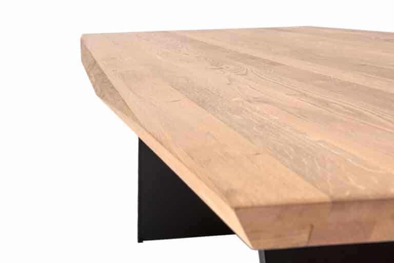 Drewniany stół Oskar z litego dębu zachwyca wyraźnym usłojeniem drewna i oryginalnie ukształtowanym blatem, który podkreśla jego naturalny wygląd. Stabilne metalowe podstawy nadają stołowi nowoczesny industrialny charakter i solidność. Powierzchnia wykończona olejowoskiem chroni drewno, pozwalając jednocześnie wydobyć jego naturalne piękno.