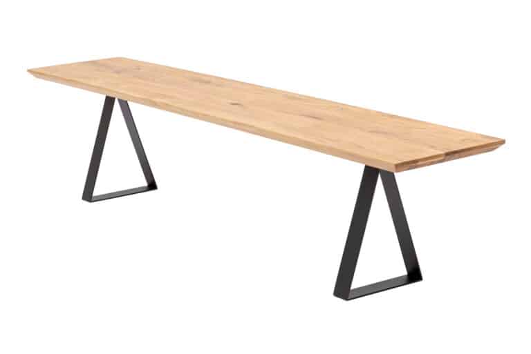 Dębowa ława Delta łączy solidny lity dąb z nowoczesnym industrialnym designem. Naturalny rysunek dębu pięknie wyróżnia się w kontraście z czarnymi metalowymi nogami w kształcie trójkąta. Minimalistyczna, solidna i ponadczasowa – idealny dodatek do stołu Delta oraz nowoczesnego wnętrza.