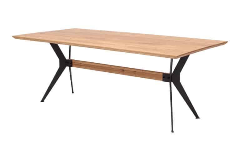 Stół jadalny Delta to połączenie solidnego litego dębu i wyrazistej metalowej podstawy w kształcie litery X. Naturalne usłojenie drewna, lekko ścięte krawędzie i wykończenie olejem z woskiem podkreślają jego autentyczny charakter. Stabilna konstrukcja i ponadczasowy industrialny design czynią go dominującym elementem każdej jadalni.
