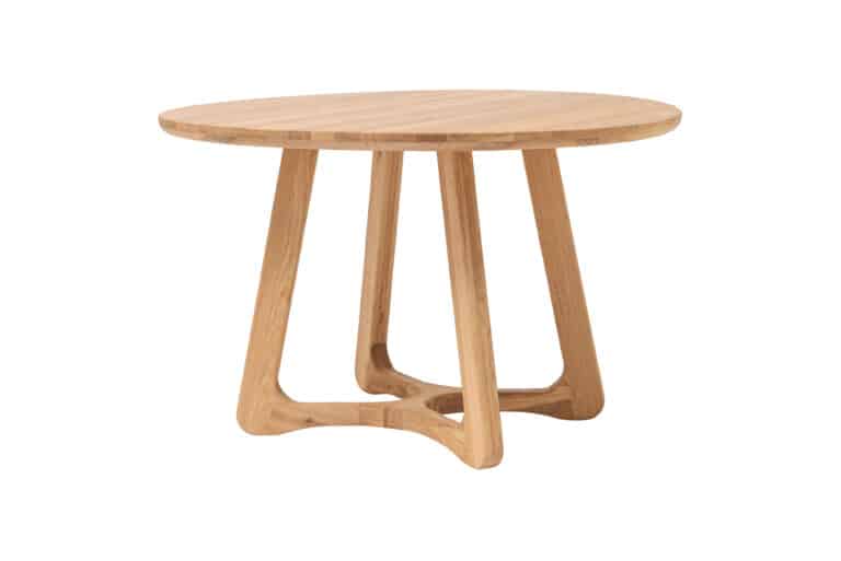 Elegancki okrągły stół z litego dębu, który łączy naturalne piękno, nowoczesny design i solidne rzemiosło. Dzięki solidnym profilowanym nogom i wysokiej jakości wykończeniu olejowemu stanie się centralnym punktem każdej jadalni, salonu czy gabinetu.