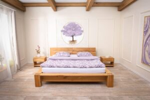 Masywne dębowe łóżko Lucia łączy solidną pracę rzemieślniczą z ponadczasowym designem. Solidna konstrukcja i wyrazista rama tworzą stabilną i elegancką podstawę dla jakościowego snu. Dzięki regulowanemu umieszczeniu stelaża łatwo dostosuje się do Państwa potrzeb.