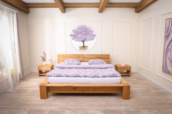 Masywne dębowe łóżko Lucia łączy solidną pracę rzemieślniczą z ponadczasowym designem. Solidna konstrukcja i wyrazista rama tworzą stabilną i elegancką podstawę dla jakościowego snu. Dzięki regulowanemu umieszczeniu stelaża łatwo dostosuje się do Państwa potrzeb.