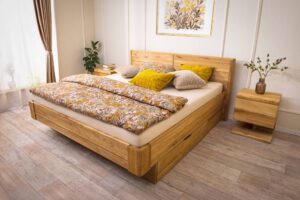 Das Eichenbett Veronica ist ein zeitloses Möbelstück mit fester Konstruktion, elegantem Kopfteil und praktischen Bettschubladen. Stil, Qualität und Funktionalität in perfekter Balance.