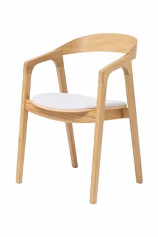 Krzesło z podłokietnikami Brando łączy elegancki design, naturalne piękno masywnego dębu i doskonały komfort. Dzięki białej tkaninie o delikatnej strukturze działa przytulnie, nowocześnie i luksusowo jednocześnie. Idealny wybór dla tych, którzy chcą wnieść do swojego wnętrza ponadczasowy styl i ciepło domu.