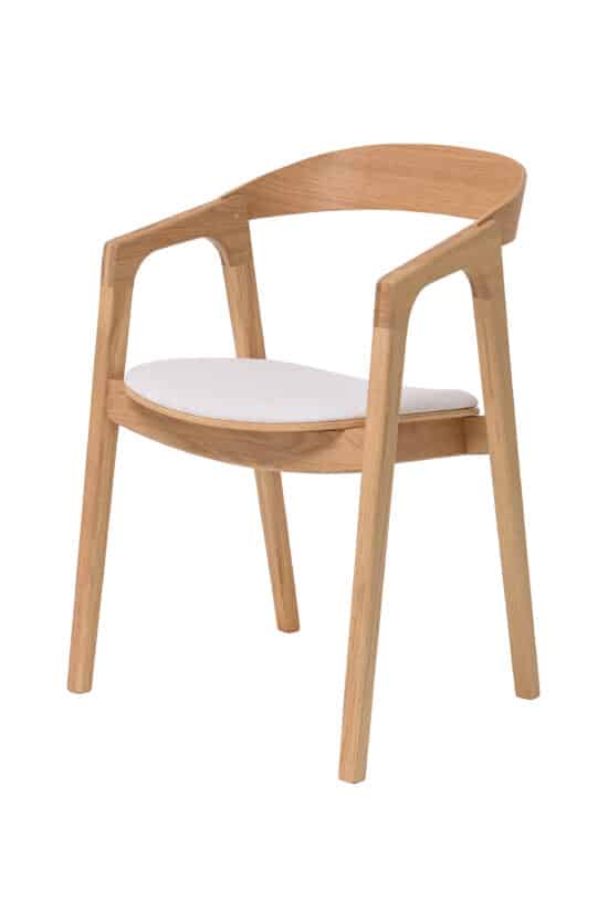 Krzesło z podłokietnikami Brando łączy elegancki design, naturalne piękno masywnego dębu i doskonały komfort. Dzięki białej tkaninie o delikatnej strukturze działa przytulnie, nowocześnie i luksusowo jednocześnie. Idealny wybór dla tych, którzy chcą wnieść do swojego wnętrza ponadczasowy styl i ciepło domu.
