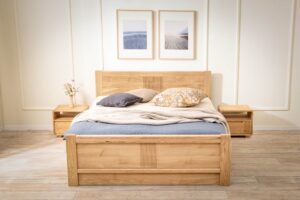 Dębowe łóżko Luise z litego drewna wnosi do sypialni ponadczasową elegancję i rzetelne rzemiosło. Subtelne frezowania, obłe krawędzie i naturalny rysunek dębu tworzą harmonijną całość, która ociepla wnętrze wizualnie i w dotyku. Praktyczny pojemnik pod podnoszonym stelażem w przedniej części łóżka oferuje sprytne rozwiązanie dla codziennego komfortu.