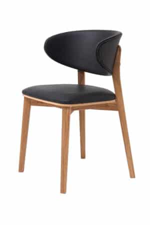 Dębowe krzesło Suny wyróżnia się eleganckim połączeniem litego drewna i czarnej włoskiej skóry. Nowoczesne kształtowanie oparcia i precyzyjne wykonanie wnoszą styl, wygodę oraz powiew luksusu do każdego wnętrza.