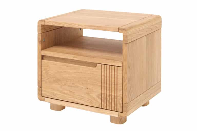 Dębowy stolik nocny Luise łączy w sobie siłę litego drewna z subtelnym designem. Zaokrąglone krawędzie, dyskretne frezowanie i naturalny rysunek dębu tworzą ponadczasowy mebel, który przytulnie urządzi każdą sypialnię. Otwarta półka oraz szuflada z systemem Soft Close zapewniają praktyczny komfort każdego dnia. Ponadczasowy wybór dla osób ceniących jakość i estetykę.