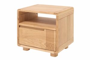 Dębowy stolik nocny Luise łączy w sobie siłę litego drewna z subtelnym designem. Zaokrąglone krawędzie, dyskretne frezowanie i naturalny rysunek dębu tworzą ponadczasowy mebel, który przytulnie urządzi każdą sypialnię. Otwarta półka oraz szuflada z systemem Soft Close zapewniają praktyczny komfort każdego dnia. Ponadczasowy wybór dla osób ceniących jakość i estetykę.