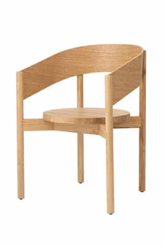 Krzesło Orbit wyróżnia się precyzyjnym wykonaniem z litego drewna dębowego. Delikatnie formowane oparcie z dębowej sklejki nadaje konstrukcji lekkość i wizualną równowagę. Dzięki swojemu czystemu, przemyślanemu designowi naturalnie pasuje do nowoczesnych i ponadczasowych wnętrz.