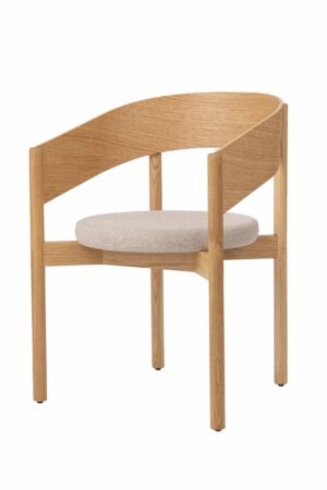 Krzesło Orbit w beżowym wykończeniu łączy lite drewno dębowe z wygodnym beżowym tapicerowanym siedziskiem i tworzy elegancką, spokojną całość. Neutralny kolor i czysty design czynią z niego uniwersalny element do nowoczesnych i ponadczasowych wnętrz. Idealne dla osób poszukujących stylu, wygody i naturalnej elegancji w jednym.