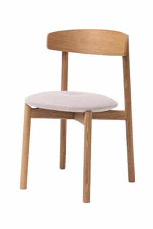 Krzesło do jadalni Emma łączy w sobie elegancję naturalnego drewna dębowego i delikatną beżową tapicerkę. Ponadczasowy design z obłym oparciem i wygodnym tapicerowanym siedziskiem wnosi styl i komfort do każdego wnętrza.