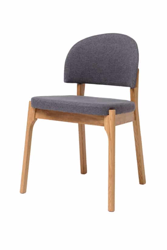 Krzesło tapicerowane Pillar łączy piękno litego dębu z elegancką ciemnoszarą tapicerką. Wyjątkowo wygodne obicie, zaokrąglone oparcie i smukłe drewniane nogi tworzą stylowe i komfortowe miejsce do siedzenia w nowoczesnych i naturalnych wnętrzach.