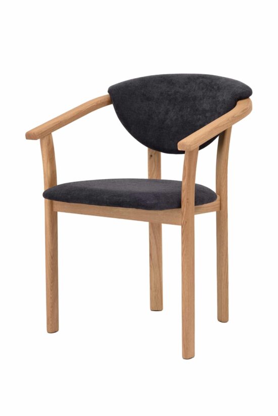 Eleganckie drewniane krzesło Alexis z litego dębu w połączeniu z czarną tapicerką zapewnia komfort, jakość i ponadczasowy design. Czarny pokrowiec wygląda wyrafinowanie i nowocześnie, nadając wnętrzu wyrazisty i elegancki charakter. Ergonomiczny kształt i praktyczne podłokietniki zapewniają maksymalny komfort podczas codziennego siedzenia. Alexis z łatwością stanie się stylowym dodatkiem do jadalni, gabinetu i salonu.