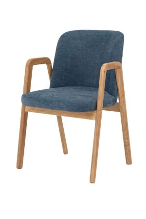 Dębowe krzesło Chill pasuje nie tylko do stołu w jadalni, ale także do gabinetu, biura lub stylowej przestrzeni komercyjnej. Lite drewno dębowe gwarantuje długą żywotność, wysokiej jakości niebieska tapicerka przyjemne siedzenie, a podłokietniki jeszcze większy komfort podczas wstawania i siedzenia.