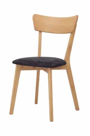 Dębowe krzesło Diana z czarnym materiałowym obiciem łączy ponadczasową elegancję z nowoczesnym kontrastem, który ożywi każde wnętrze. Wygodnie tapicerowane siedzisko oraz konstrukcja z litego dębu zapewniają komfort i długą żywotność. Stylowy i praktyczny wybór do codziennego spożywania posiłków.