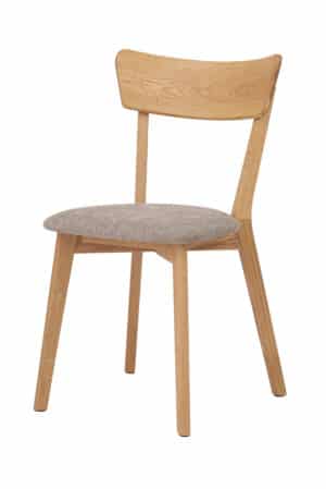 Dębowe krzesło Diana z brązową tapicerką wnosi do wnętrza ciepło, spokój i ponadczasową elegancję. Połączenie litego dębu i wygodnego, tapicerowanego siedziska zapewnia komfort oraz długą żywotność. Idealny wybór do przytulnego domu, w którym główną rolę odgrywa jakość i naturalny styl.