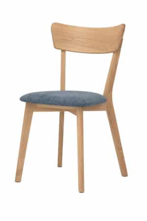 Dębowe krzesło Diana łączy w sobie elegancki design, wygodę i rzetelne wykonanie z litego dębu. Miękko wyściełane siedzisko w niebieskiej tkaninie nada Państwa wnętrzu styl i zapewni komfort podczas codziennych posiłków. Idealny wybór do przytulnego domu, w którym cenią Państwo jakość i ponadczasowy wygląd.