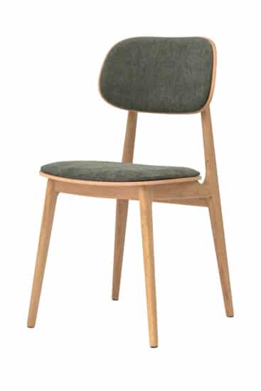 Krzesło do jadalni Verde w zielonym kolorze wyróżnia się czystymi liniemi, wysokiej jakości litym dębem i komfortową tapicerką. Ergonomiczne wyprofilowanie zapewnia wygodę nawet podczas dłuższego siedzenia, a ponadczasowy design z łatwością wkomponuje się w nowoczesne i klasyczne wnętrza. Idealny wybór do domu oraz stylowych przestrzeni gastronomicznych.