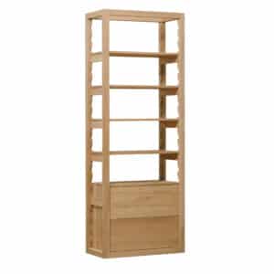 Regał na książki z litego dębu Funny zachwyca minimalistycznym designem bez uchwytów i naturalnym wyglądem olejowanego drewna. Otwarta przestrzeń z półkami oferuje możliwość regulacji wysokości poszczególnych półek, dzięki czemu łatwo dostosują ją Państwo do swoich potrzeb. Praktyczne szuflady z systemem Tip-on zapewniają wygodne użytkowanie i dyskretne przechowywanie rzeczy.