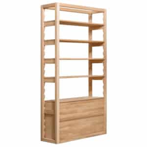 Regał na książki z litego dębu Funny 3 zachwyca czystym, minimalistycznym designem bez uchwytów oraz naturalnym pięknem olejowanego drewna. Otwarta przestrzeń z półkami umożliwia regulację wysokości poszczególnych półek, dzięki czemu łatwo dostosują ją Państwo do swoich potrzeb. Praktyczne szuflady z systemem Tip-on zapewniają komfortowe użytkowanie i dyskretne przechowywanie Państwa rzeczy.