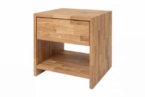 Elegancki dębowy stolik Sofi Kubus wnosi harmonię do każdej sypialni. Zadbaj o porządek i wygodę przy łóżku. Stolik nocny oferuje idealną przestrzeń na drobiazgi i rzeczy, które chcą Państwo mieć zawsze pod ręką.