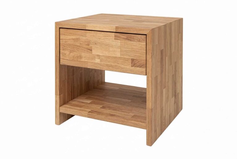 Elegancki dębowy stolik Sofi Kubus wnosi harmonię do każdej sypialni. Zadbaj o porządek i wygodę przy łóżku. Stolik nocny oferuje idealną przestrzeń na drobiazgi i rzeczy, które chcą Państwo mieć zawsze pod ręką.