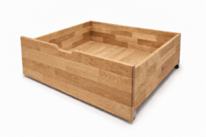 Elegancki detal, który ma sens. Szuflada z litego dębu zapewnia porządek i ponadczasowy design. Wykorzystajcie Państwo w pełni przestrzeń pod łóżkiem.