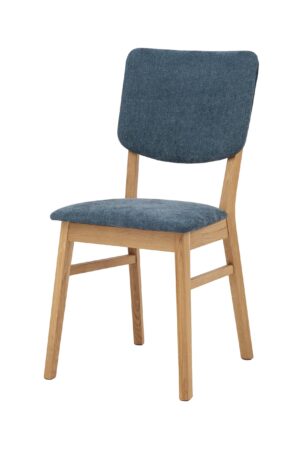 Krzesło Tallin łączy naturalne piękno litego dębu z elegancką niebieską tapicerką, która działa uspokajająco i nadaje wnętrzu nowoczesny charakter. Ergonomicznie wyprofilowane oparcie wraz z przyjemną wyściółką zapewniają komfort nawet podczas dłuższego siedzenia. Dzięki ponadczasowemu designowi i wysokiej jakości wykonania świetnie nadaje się zarówno do codziennych posiłków, jak i na bardziej uroczyste chwile.