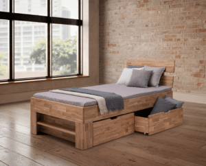 Dębowe łóżko Sofi Kubus z litego drewna w wersji mikrowczep zachwyca nowoczesnym, naturalnym wyglądem, wysoką odpornością i długą żywotnością. Precyzyjne wykonanie wraz ze stabilną konstrukcją zapewniają maksymalny komfort i wysokiej jakości warunki do spokojnego snu przez wiele lat. Dla jeszcze większej praktyczności łóżko można uzupełnić o szuflady, które zapewnią wygodne miejsce do przechowywania.