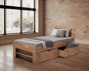 Dębowe łóżko Sofi Kubus z litego drewna w wersji mikrowczep zachwyca nowoczesnym, naturalnym wyglądem, wysoką odpornością i długą żywotnością. Precyzyjne wykonanie wraz ze stabilną konstrukcją zapewniają maksymalny komfort i wysokiej jakości warunki do spokojnego snu przez wiele lat. Dla jeszcze większej praktyczności łóżko można uzupełnić o szuflady, które zapewnią wygodne miejsce do przechowywania.