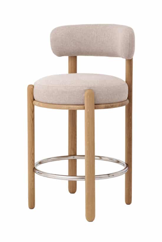 Krzesło barowe Striha zachwyca wyrafinowanym designem o delikatnie zaokrąglonych liniach, które prezentują się elegancko i harmonijnie z każdej perspektywy. Połączenie litego drewna dębowego, miękko tapicerowanego siedziska i oparcia w beżowej tkaninie tworzy przyjemny kontrast naturalnych materiałów i nowoczesnego komfortu.