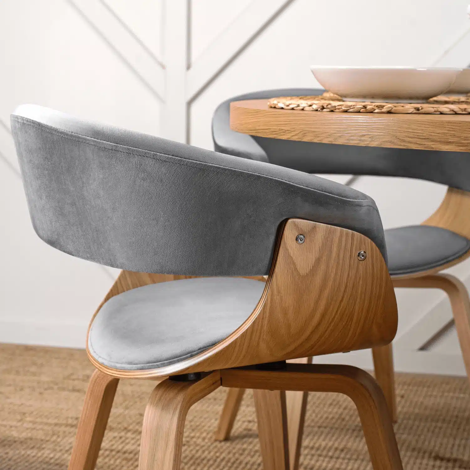 Dębowy fotel Gary to elegancki i nowoczesny mebel, łączący naturalne materiały, komfort i ponadczasowy design. Jest idealnym wyborem do wnętrz, w których liczy się prosta forma i wysoka jakość wykonania.