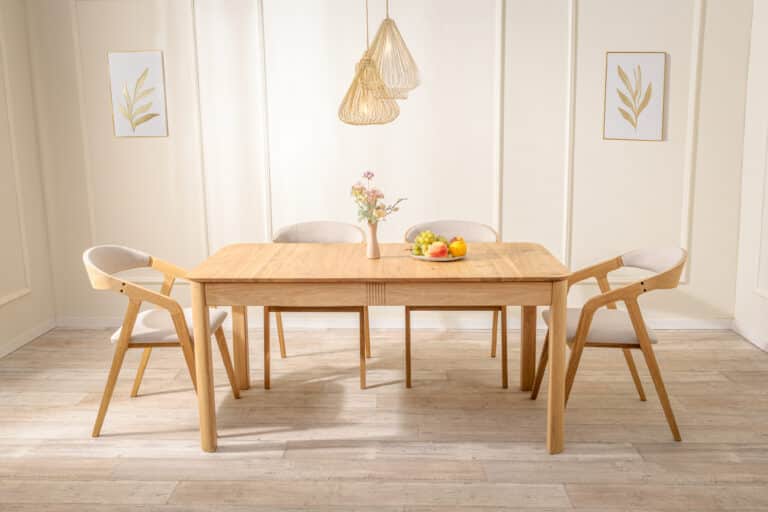 Dębowy zestaw jadalniany Luise – Freja wnosi do Państwa domu doskonałą harmonię naturalnego litego drewna, ponadczasowego designu i codziennego komfortu. Rozkładany dębowy stół Luise oferuje mnóstwo miejsca na codzienne posiłki i uroczystości rodzinne, a tapicerowane krzesła Freja z podłokietnikami zapewnią wygodę podczas każdego siedzenia.