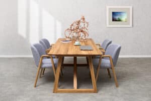 Dębowy zestaw jadalny Nordic – Chill szara tkanina łączy solidny dąb masiv, nowoczesny design i wyjątkowy komfort. Elegancki stół Nordic z wyraźnym dębowym usłojeniem uzupełniają komfortowe krzesła Chill z podłokietnikami i szarą tapicerką. Ponadczasowy zestaw jadalny, który wniesie do Państwa domu styl, jakość i przyjemną atmosferę podczas codziennych posiłków