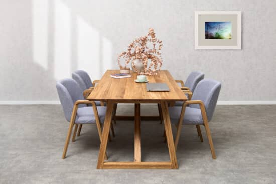Dębowy zestaw jadalny Nordic – Chill szara tkanina łączy solidny dąb masiv, nowoczesny design i wyjątkowy komfort. Elegancki stół Nordic z wyraźnym dębowym usłojeniem uzupełniają komfortowe krzesła Chill z podłokietnikami i szarą tapicerką. Ponadczasowy zestaw jadalny, który wniesie do Państwa domu styl, jakość i przyjemną atmosferę podczas codziennych posiłków