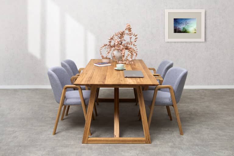 Dębowy zestaw jadalny Nordic – Chill szara tkanina łączy solidny dąb masiv, nowoczesny design i wyjątkowy komfort. Elegancki stół Nordic z wyraźnym dębowym usłojeniem uzupełniają komfortowe krzesła Chill z podłokietnikami i szarą tapicerką. Ponadczasowy zestaw jadalny, który wniesie do Państwa domu styl, jakość i przyjemną atmosferę podczas codziennych posiłków