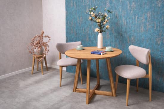 Dębowy zestaw do jadalni Nordic – Moon beżowy przynosi doskonałą harmonię naturalnego litego dębu, ponadczasowego designu i najwyższej klasy komfortu. Okrągły stół Nordic tworzy przyjemne otoczenie do wspólnego biesiadowania, podczas gdy komfortowe fotele Moon z beżową tapicerką dodają wnętrzu elegancji i przytulności.