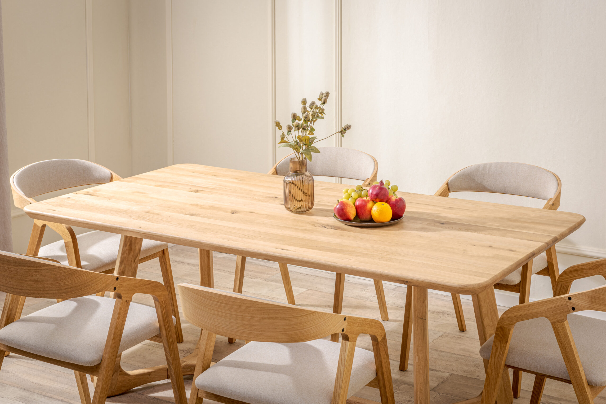 Dębowy zestaw do jadalni Rome Long – Freja łączy w sobie piękno litego dębu, ponadczasowy design i maksymalny komfort. Przestronny stół z wysokiej jakości litego dębu uzupełniają eleganckie tapicerowane krzesła Freja z podłokietnikami w beżowej tkaninie.