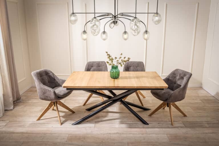 Dębowy zestaw jadalniany Traun – Hugo łączy ponadczasowe piękno litego dębu, nowoczesny design industrialny i najwyższy komfort. Rozkładany stół Traun z elegancką metalową podstawą oferuje mnóstwo miejsca na codzienne posiłki i większe spotkania rodzinne, a obrotowe fotele Hugo w szarej tapicerce zapewnią maksymalną wygodę podczas każdego siedzenia.