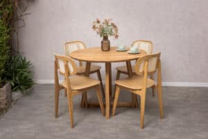 Dębowy zestaw jadalniany Nordic – Benet łączy ponadczasowy design, najwyższej klasy lity dąb i maksymalny komfort. Okrągły stół Nordic tworzy przyjemną atmosferę do wspólnego biesiadowania, a eleganckie krzesła Benet z prowansalską plecionką nadają wnętrzu wyjątkowy charakter.