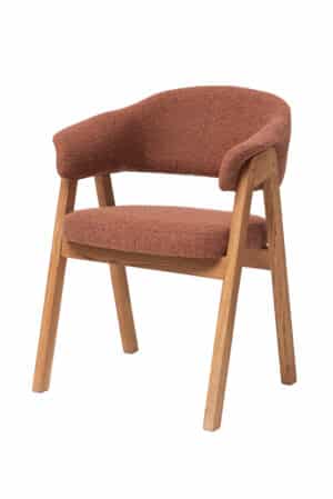 Dębowy fotelik Mona z brązową tapicerką łączy lite drewno dębowe, eleganckie brązowe obicie i wysoki komfort siedzenia. Ergonomicznie wyprofilowane siedzisko, wygodne podłokietniki i wysoka jakość wykonania zapewniają maksymalny komfort podczas codziennego użytkowania. Ciepły brązowy odcień nada wnętrzu przytulną atmosferę i ponadczasowy styl.