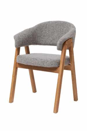 Dębowy fotel Mona z zielono-beżową tapicerką łączy piękno litego drewna dębowego z eleganckim obiciem w naturalnych tonach. Wygodne siedzisko, ergonomiczne oparcie i praktyczne podłokietniki zapewniają komfort podczas codziennego użytkowania. Harmonijne połączenie zieleni, beżu i dębowego drewna wniesie do wnętrza spokój, przytulność i ponadczasowy styl.