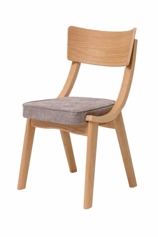 Krzesło do jadalni Diran łączy naturalne piękno litego dębu z elegancko wyprofilowanym oparciem i wygodną jasnobrązową tapicerką. Ponadczasowy design i wysoka jakość wykonania sprawiają, że jest to stylowy dodatek do każdego nowoczesnego i naturalnego wnętrza.