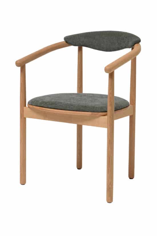 Dębowe krzesło Lord to doskonałe połączenie organicznych kształtów, wysokiej jakości materiałów i nowoczesnego designu. Eleganckie krzywizny podłokietników, naturalny dąb i subtelna szarozielona tkanina tworzą razem krzesło, które przyciąga wzrok i oferuje komfort podczas codziennego użytkowania