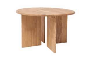 Dębowy stolik kawowy Luise łączy piękno litego dębu z wyrazistym designem. Okrągły blat, oryginalny ryflowany detal i naturalne usłojenie drewna tworzą elegancki soliter, który nada wnętrzu osobowości i ciepłej atmosfery