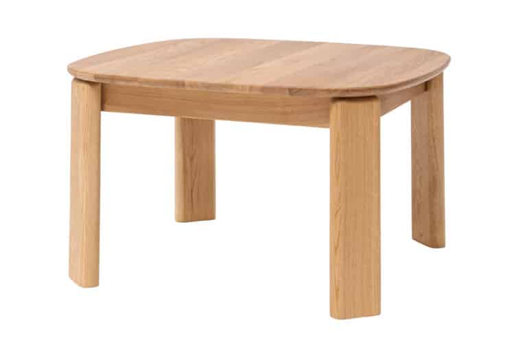 Stolik kawowy Robi 75 zachwyca ponadczasowym designem, czystymi liniami i naturalnym pięknem litego drewna dębowego. Kwadratowy blat z zaokrąglonymi rogami wygląda elegancko i przyjemnie, a solidna konstrukcja zapewnia stolikowi stabilność.