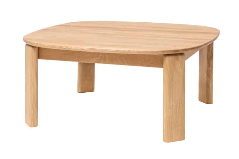 Stolik kawowy Robi 90 zachwyca ponadczasowym designem, czystymi liniami i naturalnym pięknem litego drewna dębowego. Przestronny kwadratowy blat o wymiarach 90 × 90 cm z zaokrąglonymi rogami prezentuje się elegancko i przyjemnie, a solidna konstrukcja nadaje stolikowi stabilność i charakter.