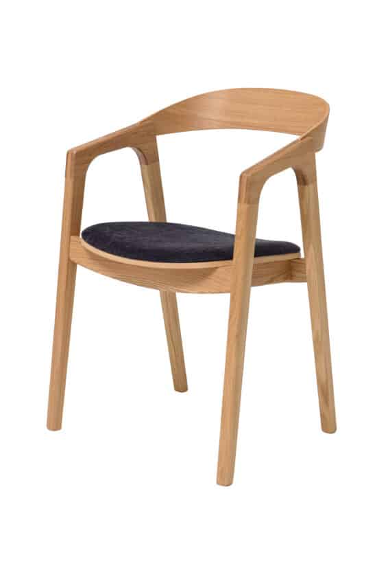 Židle s područkami Brando spojuje elegantní design, přírodní krásu masivního dubu a dokonalé pohodlí. Díky bílé tkanině s jemnou strukturou působí útulně, moderně a luxusně zároveň. Ideální volba pro ty, kteří chtějí do svého interiéru vnést nadčasový styl a teplo domova.
